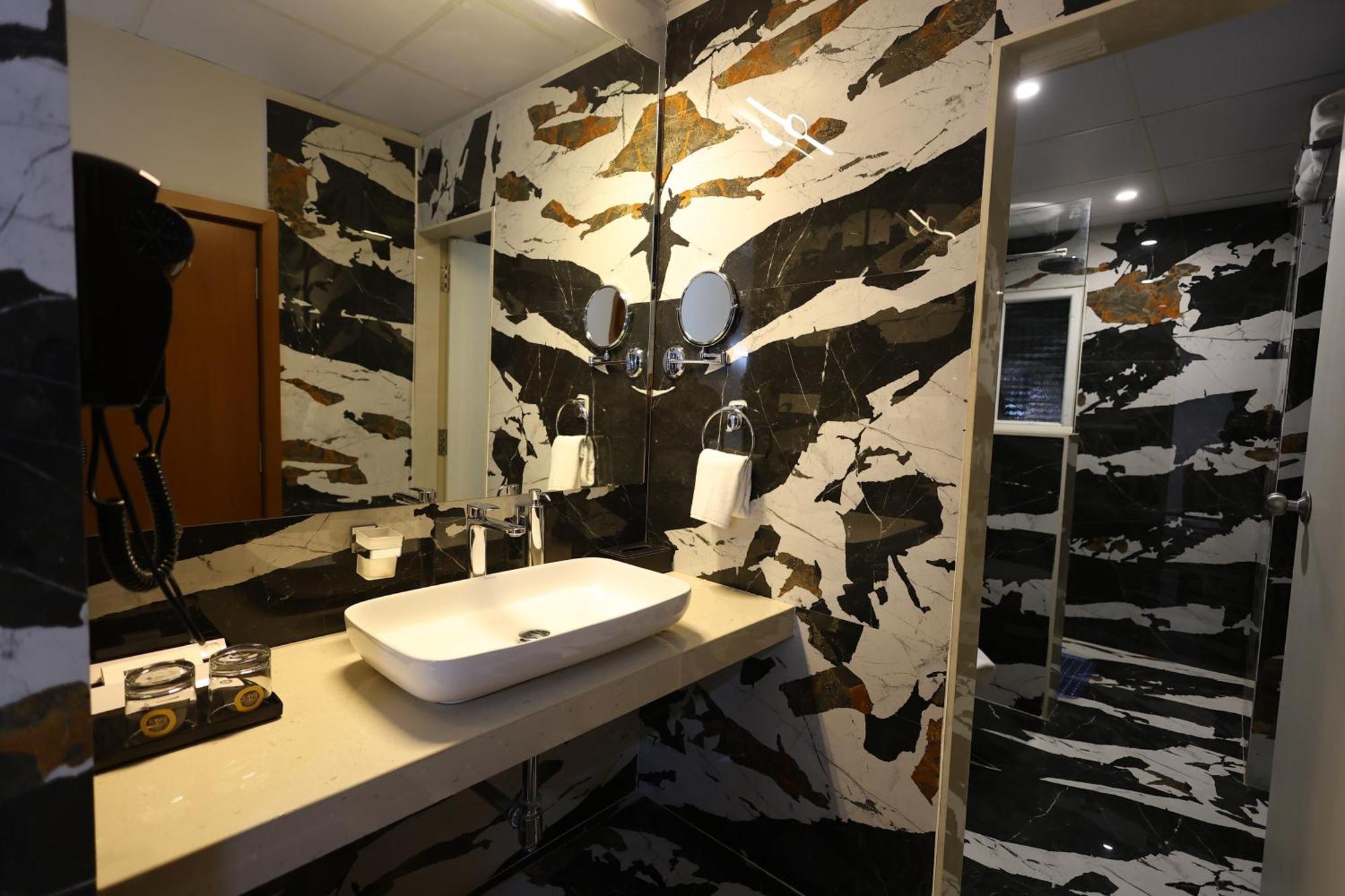 The Oaks Elite Hotel กุลบาร์กา ภายนอก รูปภาพ