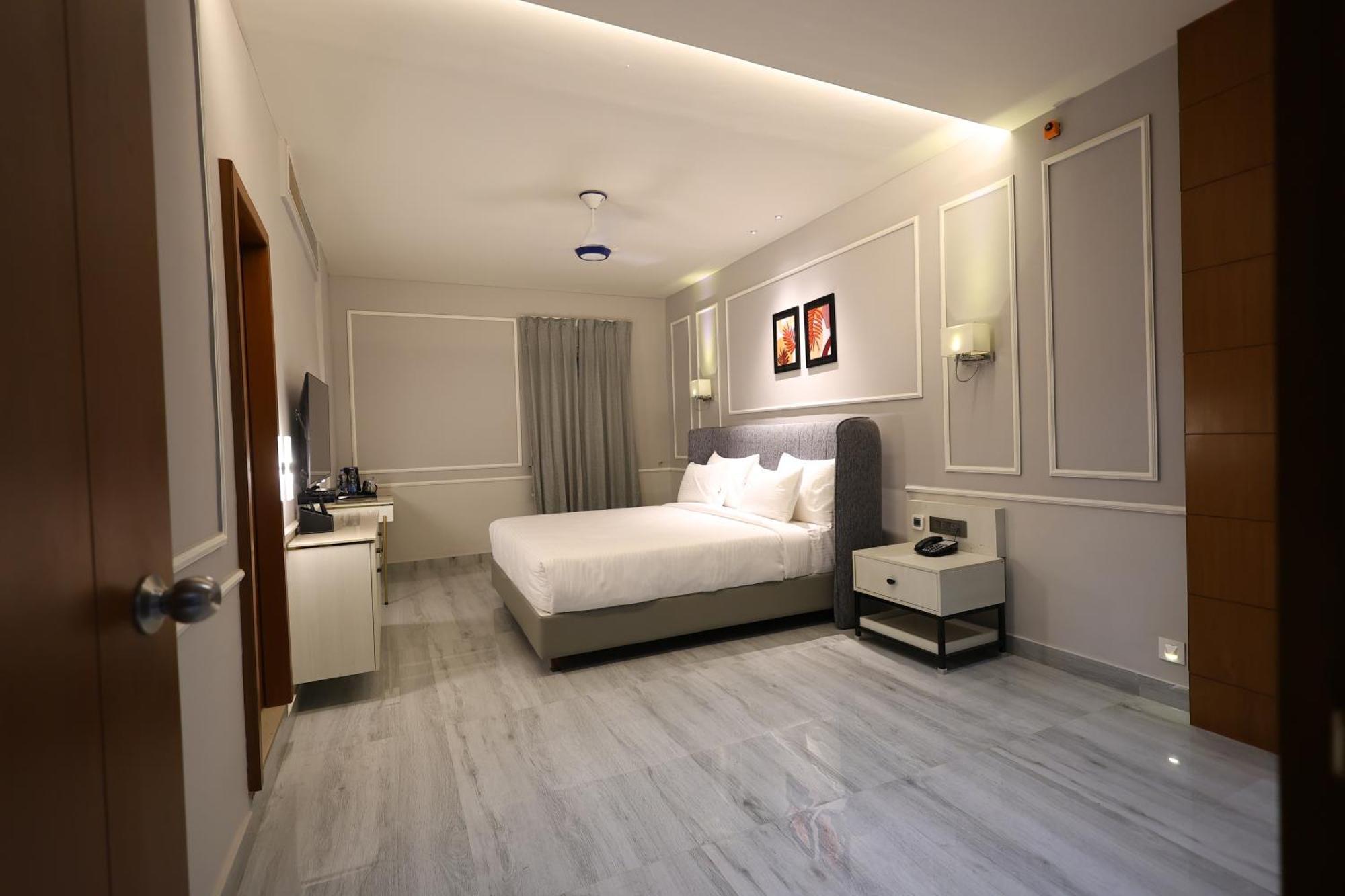 The Oaks Elite Hotel กุลบาร์กา ภายนอก รูปภาพ
