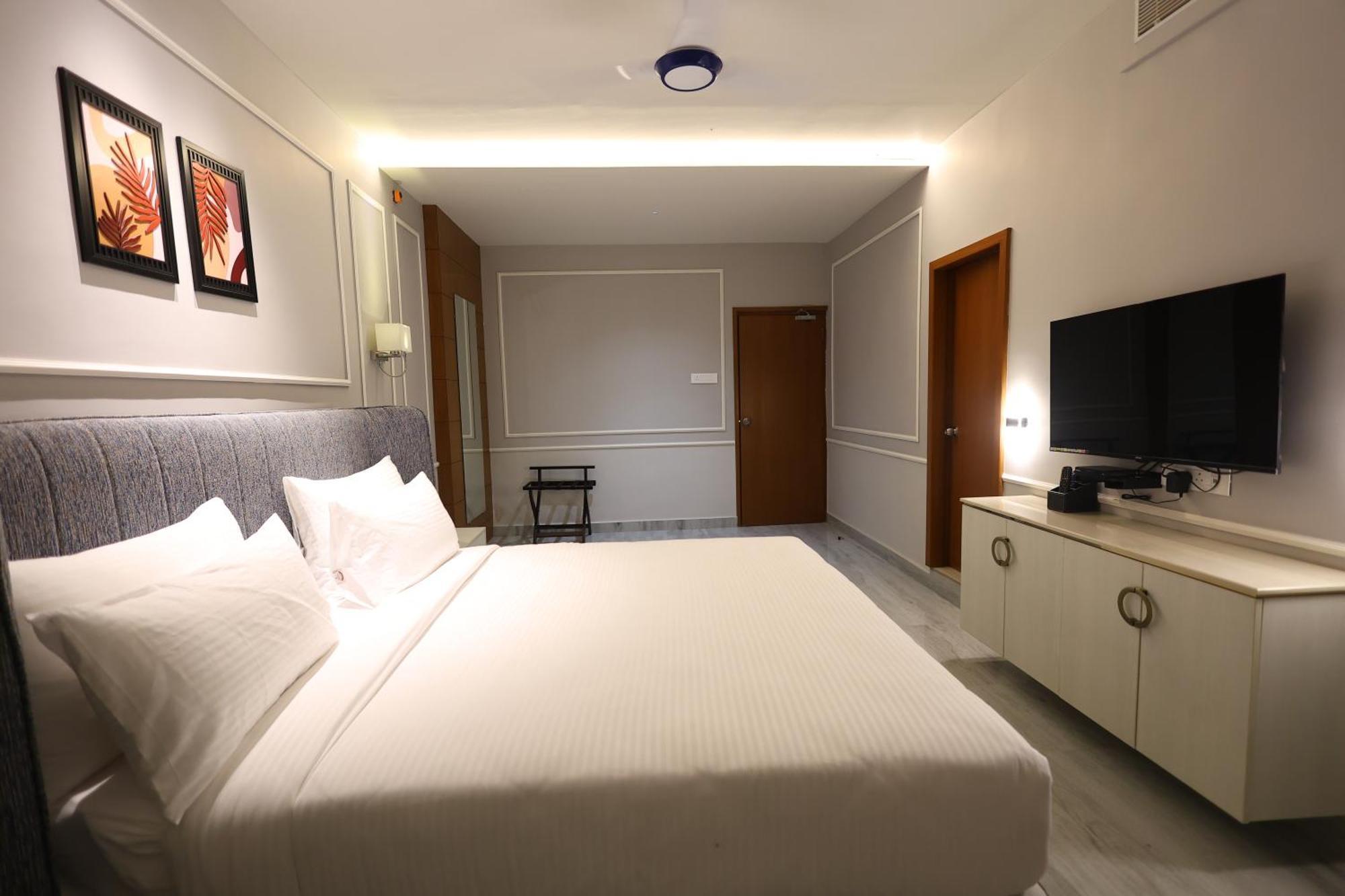 The Oaks Elite Hotel กุลบาร์กา ภายนอก รูปภาพ